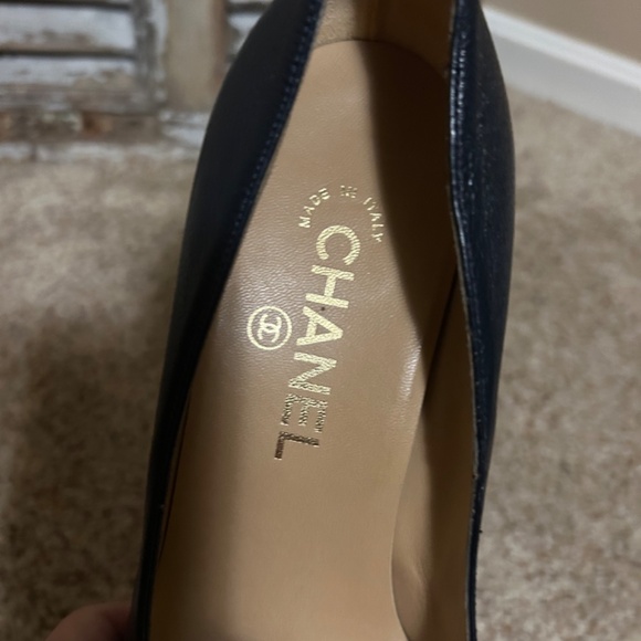 Chanel navy stacked heel pointed toe pumps. Logo on toe. 38.5 - Picture 11 of 14